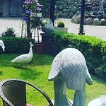 The Lakeside - Burghotel Zu Στράουσμπεργκ