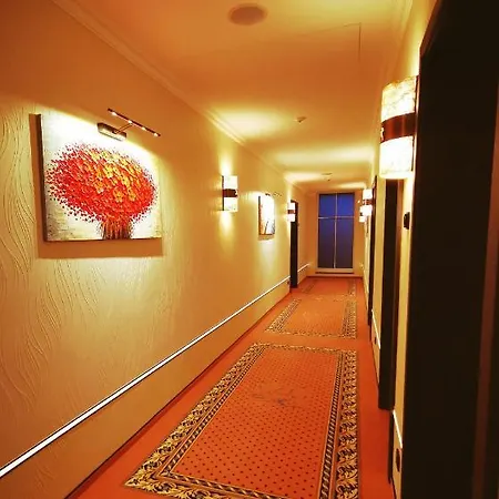 The Lakeside - Burghotel Zu
