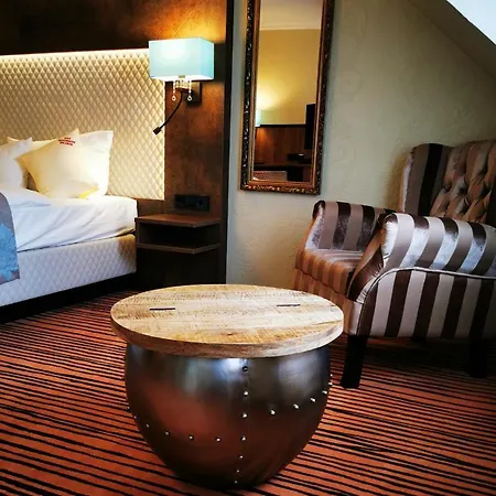 ホテル The Lakeside - Burghotel Zu 4*