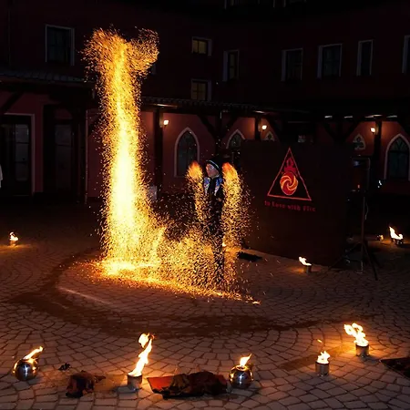 The Lakeside - Burghotel Zu فندق شتراوسبرغ