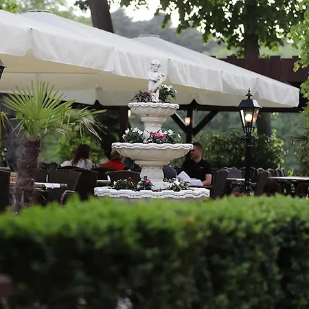 Szálloda The Lakeside - Burghotel Zu 4*